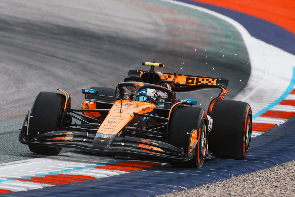 Le FP1 del GP d'Austria si sono concluse con il primo tempo di George Russell. Reduce dalla vittoria in Canada, il pilota della Mercedes è in grande stato di forma. Alle sue spalle Verstappen e le due McLaren: ottima prestazione di Dunne che non si è risparmiato. Per Ferrari ancora tanto lavoro da fare.