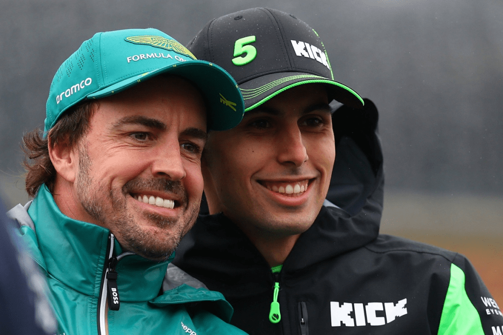 Fernando Alonso ha regalato un’altra dimostrazione del suo talento strategico in pista nel Gran Premio d’Austria, chiudendo in settima posizione dopo una battaglia serrata con Gabriel Bortoleto, suo protetto e, per l’occasione, rivale diretto.