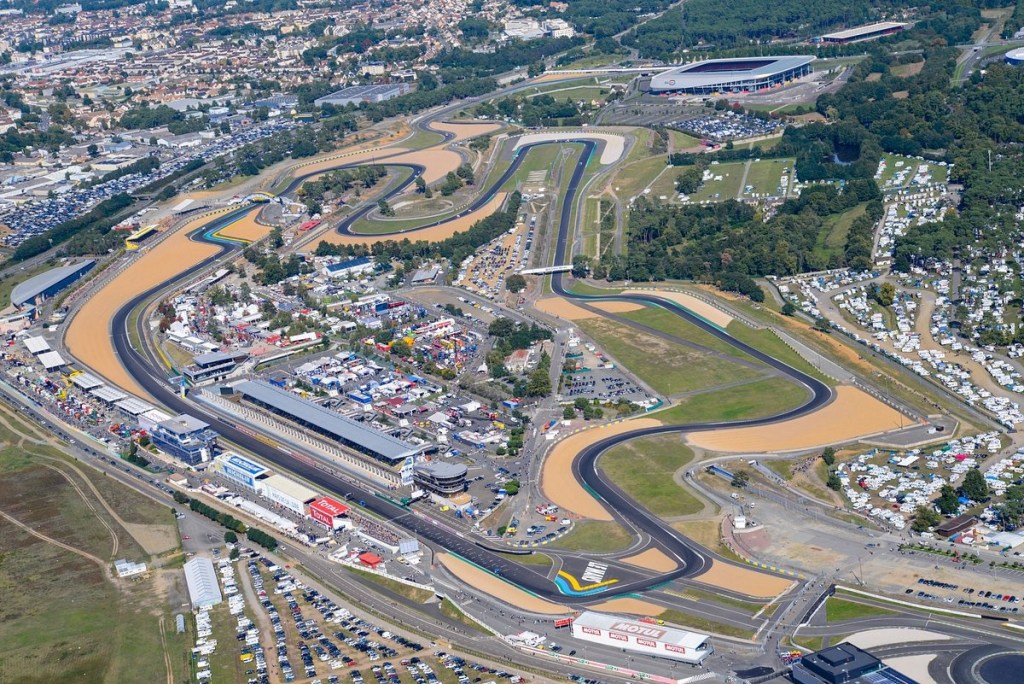 La distanza ravvicinata tra le due maratone endurance cambia tutto: tempi ristretti, recupero limitato e un carico mentale senza precedenti. Alessandro Pier Guidi racconta cosa significa davvero prepararsi per Le Mans e Spa nel 2025