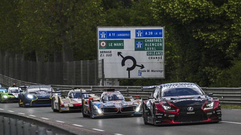  Un giro a Le Mans non è solo velocità: è storia, adrenalina e precisione assoluta.
Dalla Dunlop alla Mulsanne, dalle Porsche Curves alla chicane Ford, scopri curva per curva cosa rende unico il circuito della 24 Ore più famosa del mondo.
Un viaggio tra leggende, sorpassi impossibili e staccate che tolgono il fiato. Se ami Le Mans, questo articolo è per te.