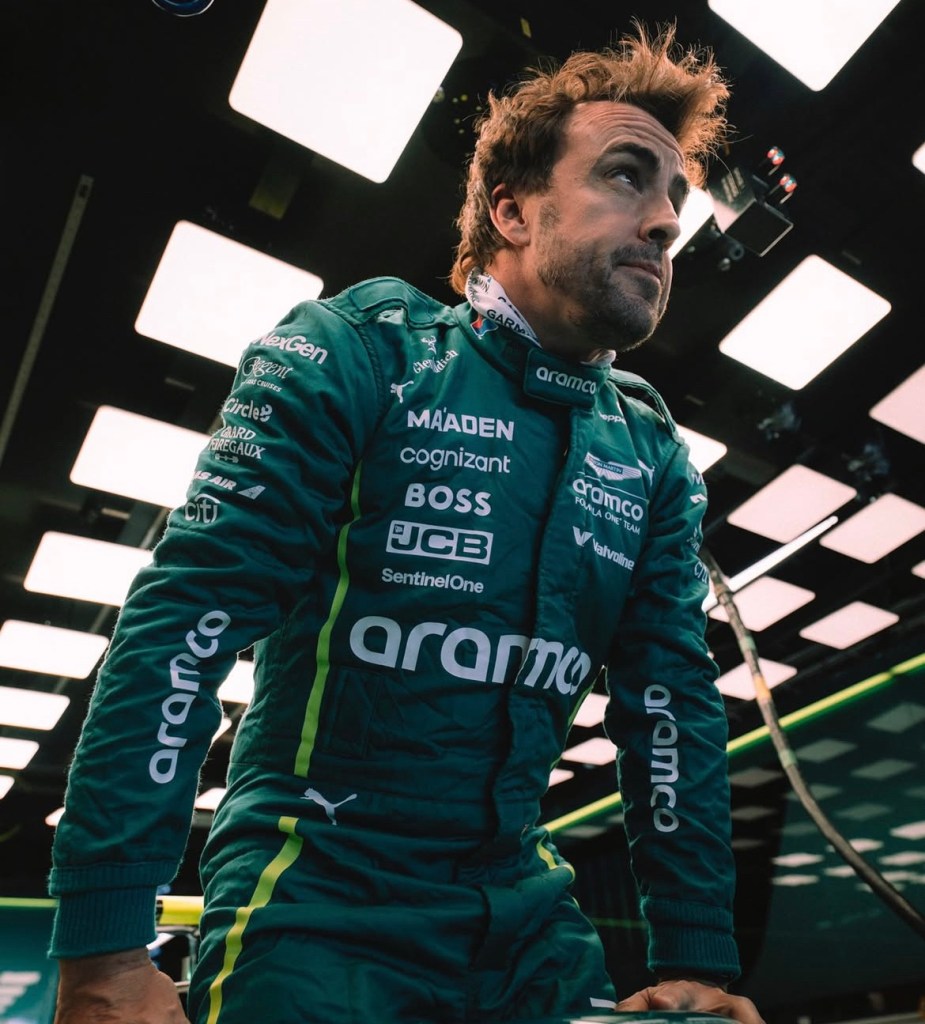 Alonso sulla sua Aston Martin.