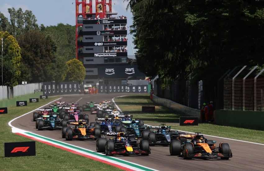 La Formula 1 ha ufficialmente annunciato il calendario per il Campionato del Mondo FIA 2026, una stagione che si preannuncia rivoluzionaria. Oltre a mantenere l’imponente numero di 24 gare, il 2026 segnerà l’inizio di una nuova era tecnica con l’introduzione di nuove regolazioni e l’utilizzo di carburante 100% sostenibile.