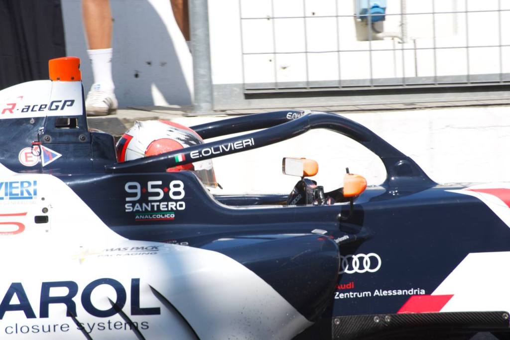 Il terzo round del Campionato Italiano di Formula 4, andato in scena a Monza nel weekend del 21-22 giugno 2025, ha messo a dura prova i giovani piloti. Tra loro, anche Emanuele Olivieri, reduce da un brillante inizio di stagione coronato dal podio a Vallelunga e dalla vittoria del titolo nella F4 Middle East durante l’inverno.