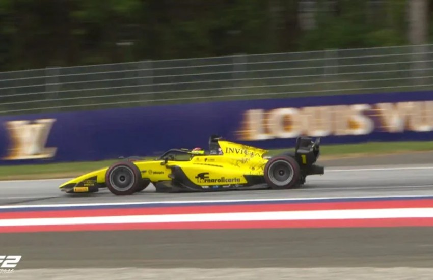 Leonardo Fornaroli ha chiuso al terzo posto - poi diventato secondo - la Feature Race di Formula 2 al Red Bull Ring, partendo dalla pole ma vedendo sfumare la vittoria a causa di un overcut che non ha dato i frutti sperati. Nonostante ciò, il pilota italiano dell’Invicta Racing non ha rimpianti sulla tempistica del pit stop, decisione che ha rivendicato come sua.