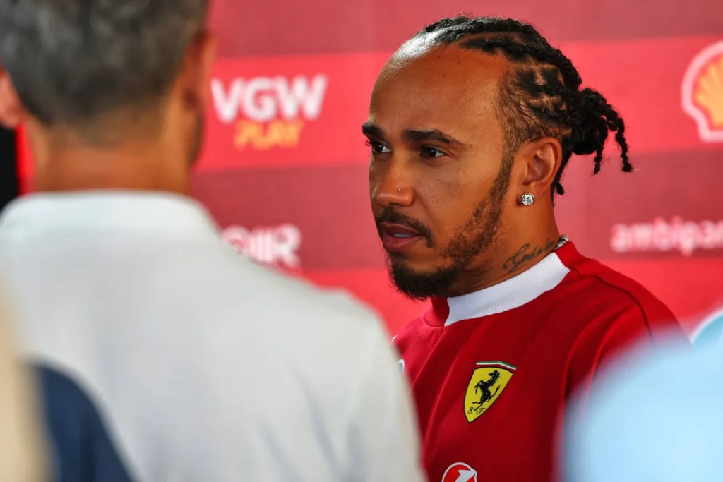 Lewis Hamilton torna a Silverstone, il circuito di casa, ma lo fa per la prima volta con la tuta rossa della Scuderia Ferrari.