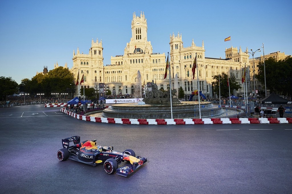 La Formula 1 ha ufficialmente annunciato il calendario per il Campionato del Mondo FIA 2026, una stagione che si preannuncia rivoluzionaria. Oltre a mantenere l’imponente numero di 24 gare, il 2026 segnerà l’inizio di una nuova era tecnica con l’introduzione di nuove regolazioni e l’utilizzo di carburante 100% sostenibile.