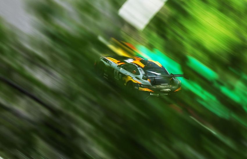 Le prime libere della 24 Ore di Spa 2025 si sono svolte sotto un cielo incerto, con la pioggia che ha fatto capolino e condizionato una sessione già iniziata su pista umida. Ma ciò non ha fermato la Mercedes-AMG GT3 EVO #9 del team Boutsen VDS, affidata a Maxi Götz, autore del miglior tempo in 2'17"134.