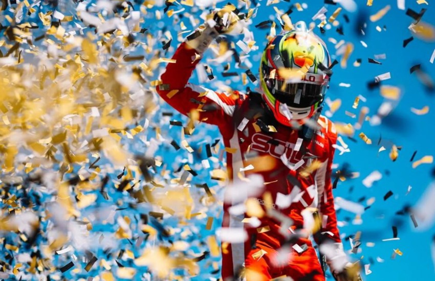 Domenica a Road America, Alex Palou ha vinto un'altra gara. Questa volta gli sono bastati sei giri in testa, di cui solo tre nel finale, per conquistare il successo nella XPEL Grand Prix. Una vittoria che sembrava sfuggire di mano, e che invece è arrivata grazie a una chiamata strategica inizialmente discussa — e poi ringraziata.