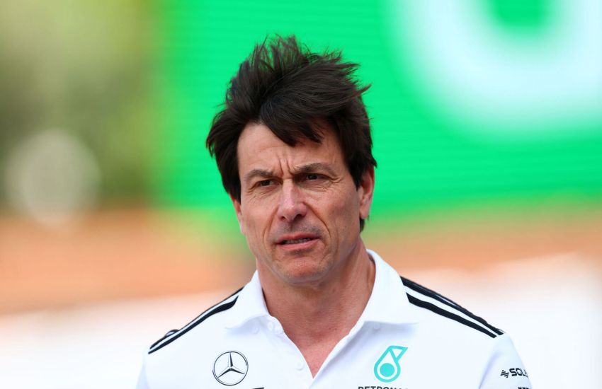 Il Gran Premio del Canada 2025 si è concluso con un acceso strascico polemico. Dopo la vittoria di George Russell a Montreal, Red Bull ha presentato una protesta ufficiale contro il pilota Mercedes, sostenendo che avesse tenuto un’andatura irregolare durante la Safety Car nel finale di gara, con l’intento – secondo il team di Milton Keynes – di indurre Max Verstappen all’errore e potenzialmente a una penalità, che in virtù della sua situazione disciplinare avrebbe potuto costargli una squalifica.