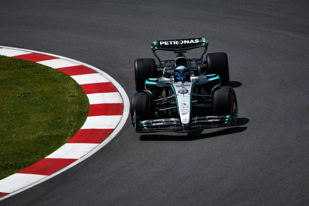 Dodici anni insieme non si dimenticano. Toto Wolff e Lewis Hamilton, nonostante oggi siano su sponde opposte della griglia di Formula 1, continuano a coltivare un rapporto umano profondo e sincero. A rivelarlo è stato proprio il team principal della Mercedes in un’intervista al Wall Street Journal, in cui ha raccontato alcuni retroscena divertenti e inaspettati sul loro legame.