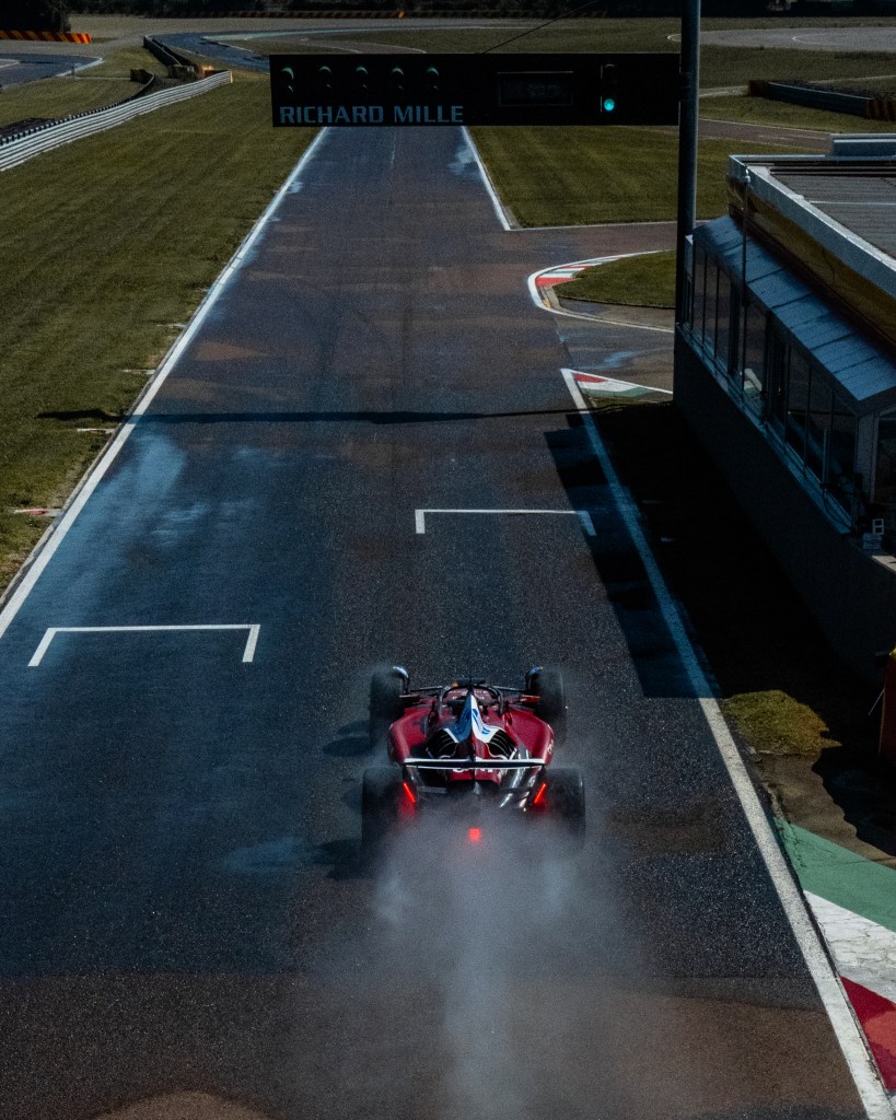 Nel primo assaggio in pista della Ferrari SF-26, Bryan Bozzi avrà un ruolo centrale nella gestione operativa dei test, coordinando il lavoro al muretto in una fase ancora esplorativa dello sviluppo della nuova monoposto.
