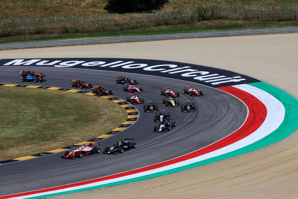 Alex Powell conclude al 1° posto Gara 3 di F4 Italia al Mugello, precedendo Reno Francot e Kean Nakamura-Berta; fuori dai punti Olivieri