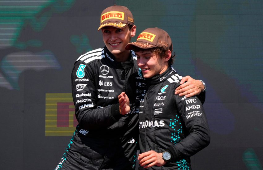 Kimi Antonelli festeggia il podio al GP del Canada con George Russell