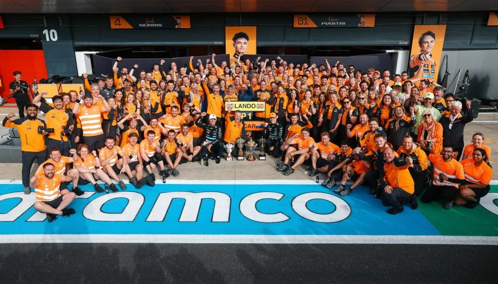 I festeggiamenti McLaren nell'ultimo GP di F1 a Singapore