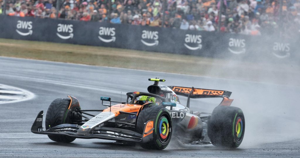 Per la prima volta in carriera Lando Norris vince il GP di Gran Bretagna, davanti ai propri tifosi. Una sensazione stupenda e un successo da sempre sognato, già sfiorato e oggi finalmente conquistato dopo una gara bagnata e caotica.