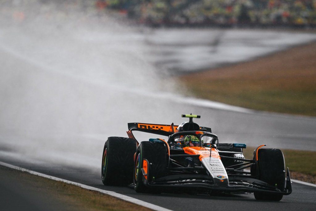 Per la prima volta in carriera Lando Norris vince il GP di Gran Bretagna, davanti ai propri tifosi. Una sensazione stupenda e un successo da sempre sognato, già sfiorato e oggi finalmente conquistato dopo una gara bagnata e caotica.