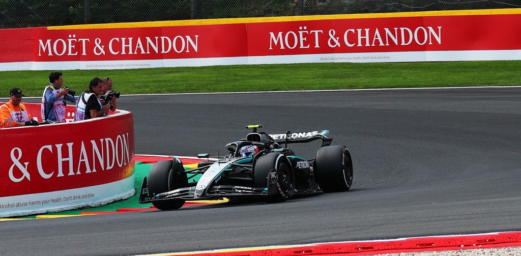 Kimi Antonelli ha concluso in 20esima posizione la prima parte delle qualifiche Sprint ed è stato eliminato. Il pilota Mercedes si era girato nel suo primo tentativo e la ghiaia ha danneggiato il suo fondo.