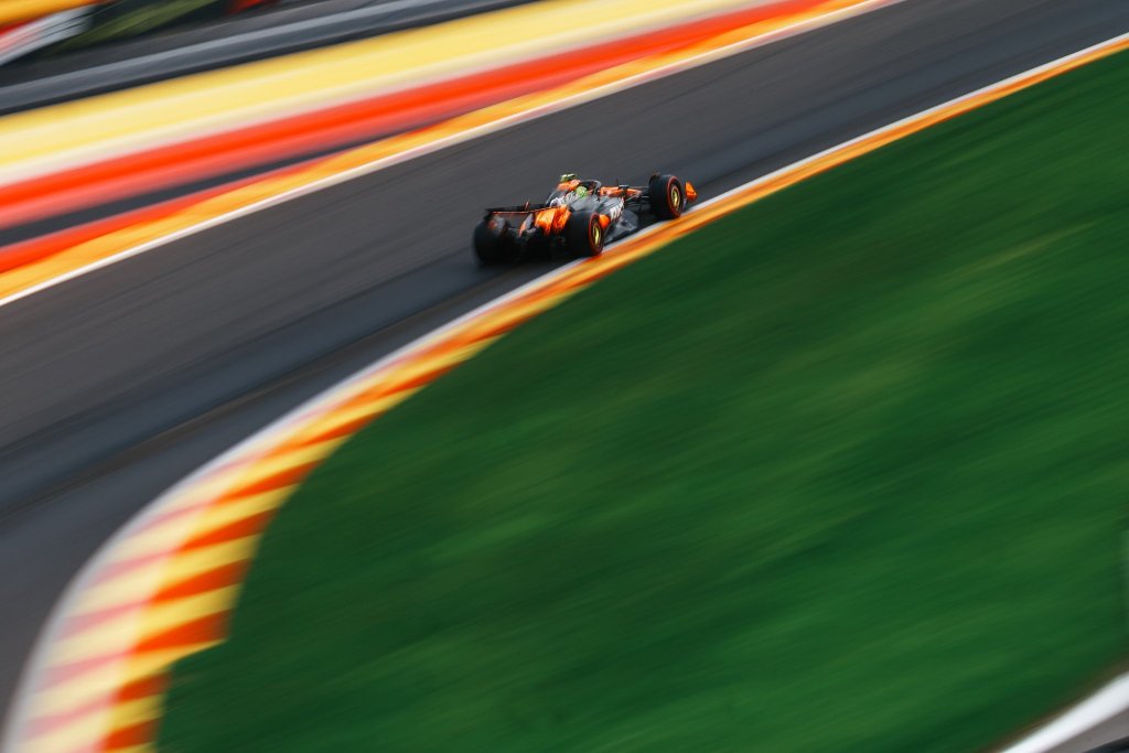 Lando Norris si prende la scena nel sabato del GP del Belgio, firmando una pole position che vale più di una semplice prima posizione. 