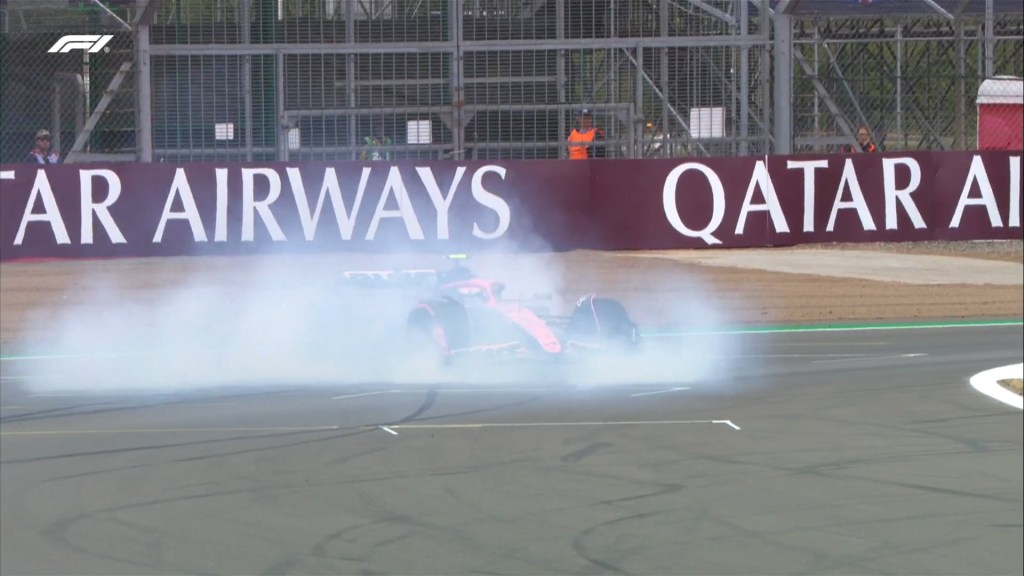 Max Verstappen si prende la pole a Silverstone con un giro mastodontico, alle sue spalle Piastri e Norris. Le Ferrari, 5° e 6°, deludono sul più bello in piena lotta per le prime posizioni.