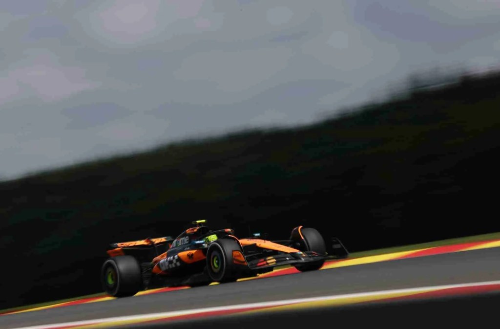 GP Belgio: Oscar Piastri vince a Spa, mentre Lando Norris critica il pit stop tardivo che gli è costato la vittoria, chiudendo secondo.