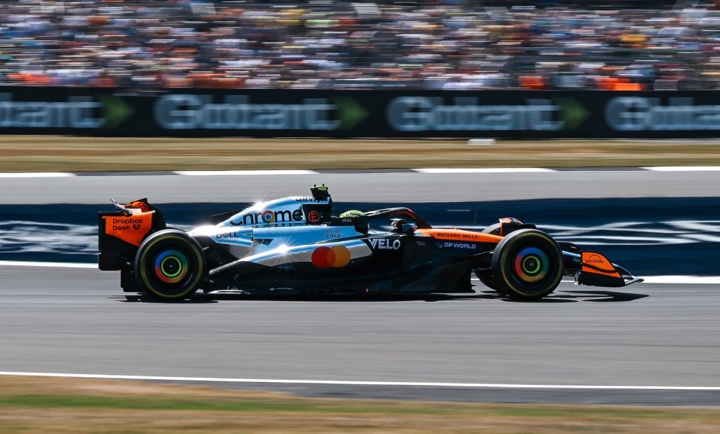 Al termine della seconda sessione di Prove Libere, FP2, è Lando Norris il più veloce in pista. Il suo tempo fatto segnare con gomma rossa è quasi quattro decimi più veloce di quello di Leclerc. Sulla qualifica McLaren sembra leggermente in vantaggio, ma occhio al passo gara di Ferrari e di Verstappen.