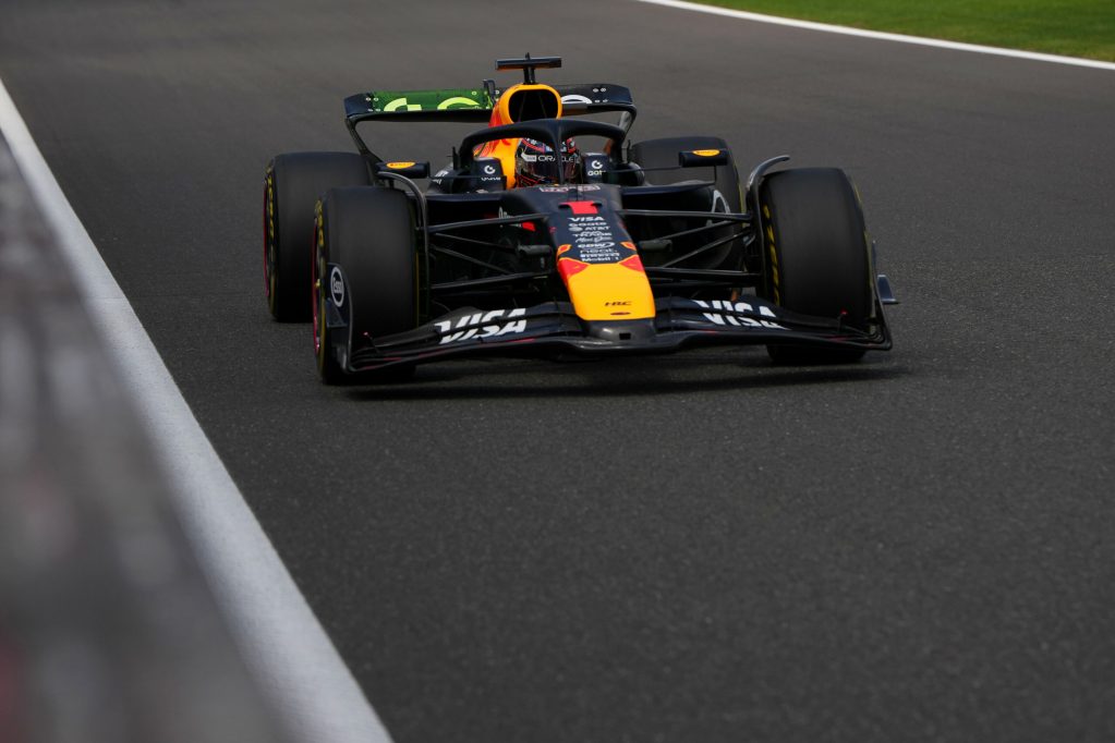Dopo settimane di speculazioni e voci sempre più insistenti, Max Verstappen ha finalmente messo fine a ogni dubbio sul proprio futuro: il campione del mondo in carica continuerà a correre con la Red Bull anche nella stagione 2026 di Formula 1.