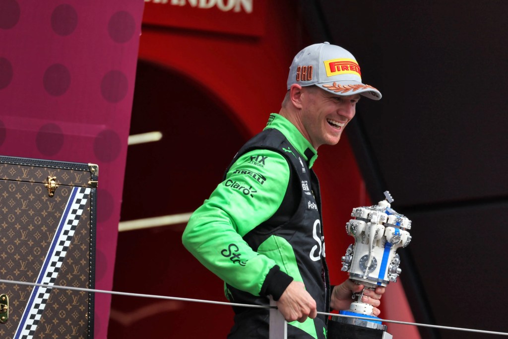 Il primo podio di Nico Hülkenberg in Formula 1, arrivato nel 2025 a Silverstone, ha riacceso una vecchia storia che per anni ha accompagnato la sua carriera: quella "rivalità" silenziosa ma costante con Sergio Perez, suo ex compagno di squadra e, forse, l’uomo che più di tutti ha "ostacolato" l’ascesa del tedesco ai vertici della categoria.