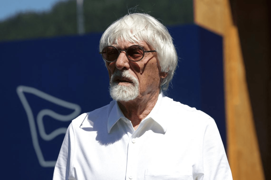 A quasi 95 anni, c’è ancora spazio per una prima volta. Al Red Bull Ring, teatro del Gran Premio d’Austria di Formula 1, Bernie Ecclestone ha vissuto un’esperienza inedita: è salito per la prima volta sul podio per premiare il vincitore della gara con la medaglia della FIA. Un compito affidatogli direttamente dal presidente della Federazione, Mohammed Ben Sulayem, assente all’evento.
