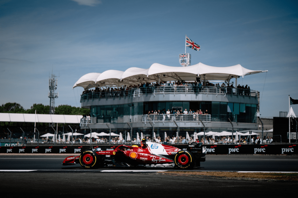 Lewis Hamilton suona la carica dopo le libere di Silverstone e ammette: “Sto capendo sempre meglio la macchina”.