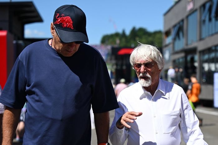 A quasi 95 anni, c’è ancora spazio per una prima volta. Al Red Bull Ring, teatro del Gran Premio d’Austria di Formula 1, Bernie Ecclestone ha vissuto un’esperienza inedita: è salito per la prima volta sul podio per premiare il vincitore della gara con la medaglia della FIA. Un compito affidatogli direttamente dal presidente della Federazione, Mohammed Ben Sulayem, assente all’evento.