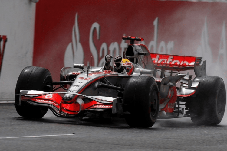 Lewis Hamilton torna a Silverstone, il circuito di casa, ma lo fa per la prima volta con la tuta rossa della Scuderia Ferrari.