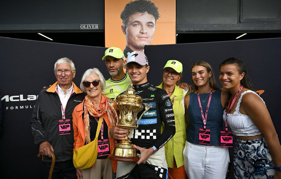 Per la prima volta in carriera Lando Norris vince il GP di Gran Bretagna, davanti ai propri tifosi. Una sensazione stupenda e un successo da sempre sognato, già sfiorato e oggi finalmente conquistato dopo una gara bagnata e caotica.