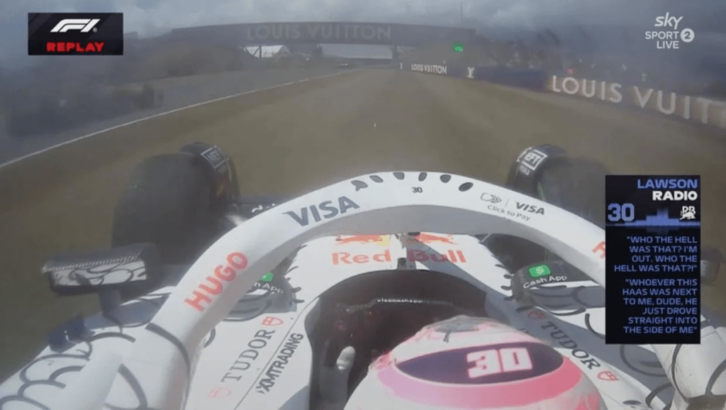 L'avventura di Liam Lawson al Gran Premio di Gran Bretagna è durata meno di un giro: il pilota della Racing Bulls è stato costretto al ritiro a causa di un contatto nelle primissime fasi di gara, in condizioni particolarmente insidiose.