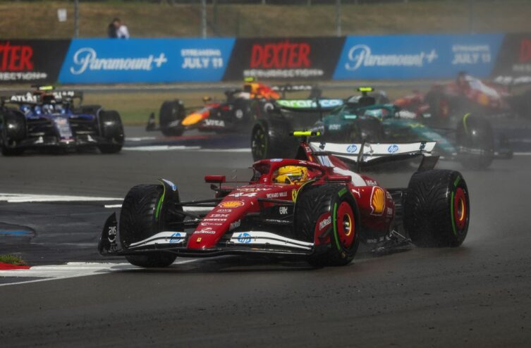 Lewis Hamilton ha chiuso al quarto posto un Gran Premio di Gran Bretagna segnato dalla pioggia e da condizioni estremamente complesse. Il podio sfuma, e con esso anche un’occasione importante per confermare i progressi della Scuderia di Maranello.