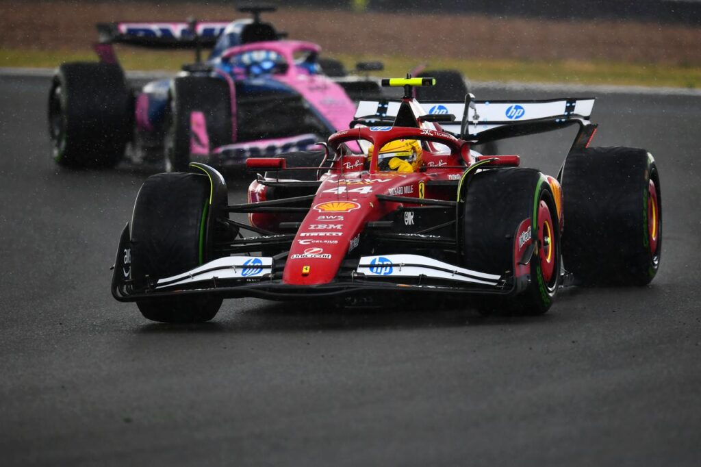 Lewis Hamilton ha chiuso al quarto posto un Gran Premio di Gran Bretagna segnato dalla pioggia e da condizioni estremamente complesse. Il podio sfuma, e con esso anche un’occasione importante per confermare i progressi della Scuderia di Maranello.