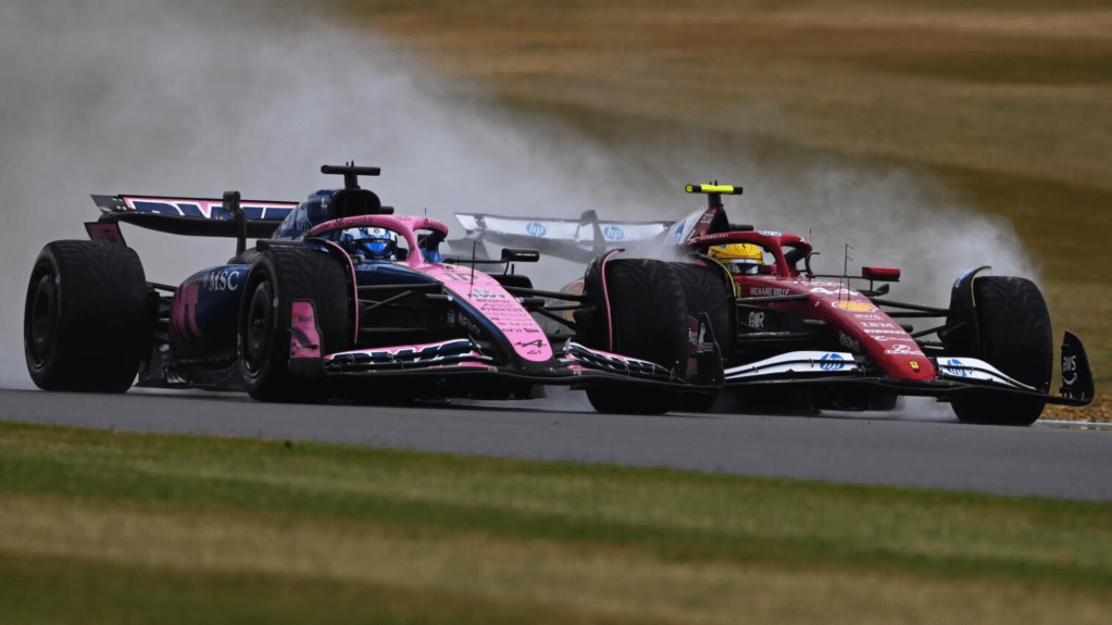 Lewis Hamilton ha chiuso al quarto posto un Gran Premio di Gran Bretagna segnato dalla pioggia e da condizioni estremamente complesse. Il podio sfuma, e con esso anche un’occasione importante per confermare i progressi della Scuderia di Maranello.