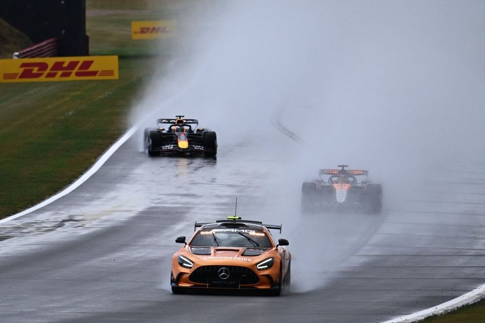 Max Verstappen ha chiarito le cause del suo testacoda durante la ripartenza dalla Safety Car nel Gran Premio di Gran Bretagna, negando che l’episodio sia stato influenzato dal precedente duello con Oscar Piastri.