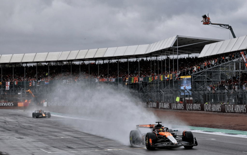 Max Verstappen ha chiarito le cause del suo testacoda durante la ripartenza dalla Safety Car nel Gran Premio di Gran Bretagna, negando che l’episodio sia stato influenzato dal precedente duello con Oscar Piastri.