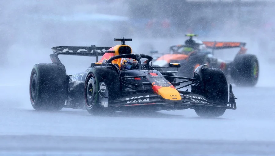 Max Verstappen ha chiarito le cause del suo testacoda durante la ripartenza dalla Safety Car nel Gran Premio di Gran Bretagna, negando che l’episodio sia stato influenzato dal precedente duello con Oscar Piastri.