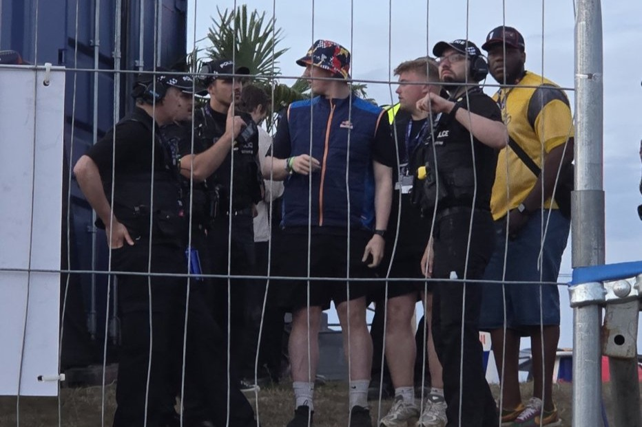 Uno Youtuber è stato arrestato a Silverstone per aver causato dei danni ad una vettura di F1 esposta al pubblico.