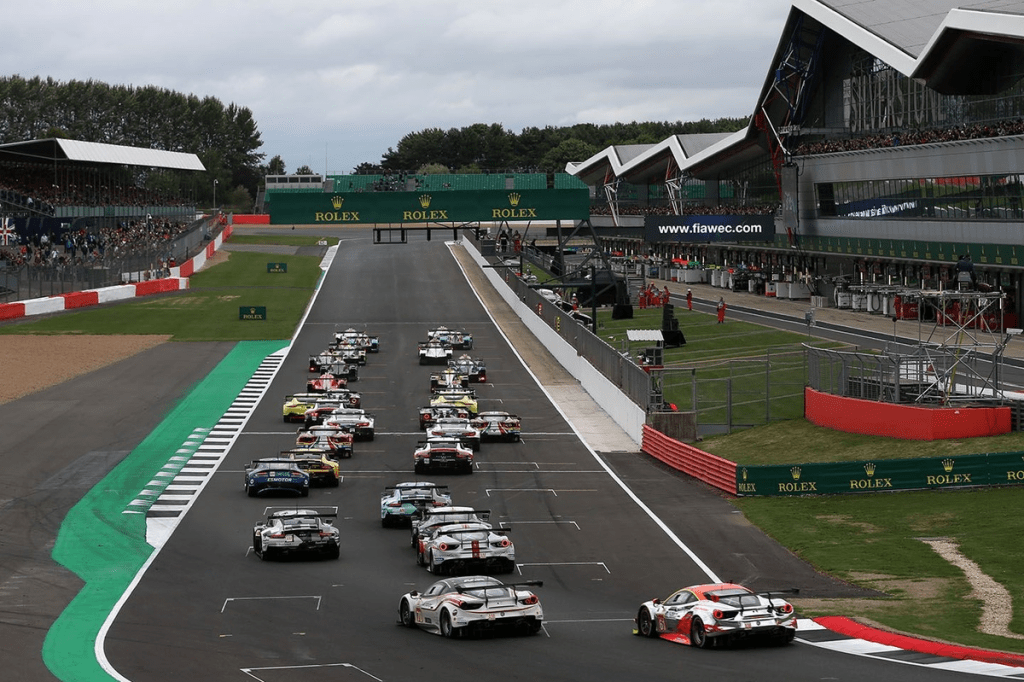 Dopo anni di attesa e discussioni, il FIA WEC potrebbe finalmente tornare nel Regno Unito. Le trattative per riportare il Mondiale Endurance a Silverstone sarebbero infatti alle battute finali, con l'obiettivo di inserire il leggendario circuito britannico nel calendario della stagione 2027.