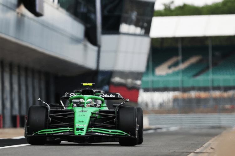 Mentre la stagione 2025 entra nel vivo, lo sviluppo dei pneumatici per il 2026 non si ferma. Pirelli ha infatti completato due intense giornate di test sul circuito di Silverstone, subito dopo il Gran Premio di Gran Bretagna, coinvolgendo Aston Martin e Sauber in un programma fondamentale per l’omologazione delle nuove coperture prevista a settembre.