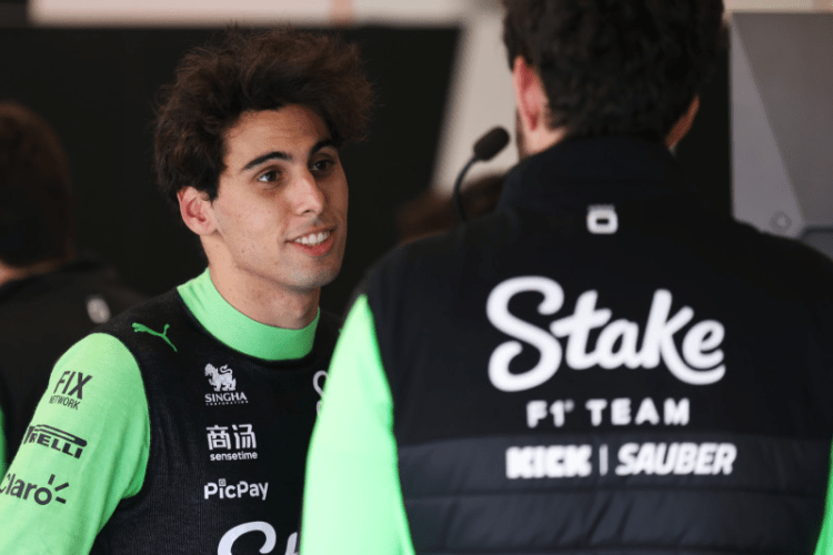 Mentre la stagione 2025 entra nel vivo, lo sviluppo dei pneumatici per il 2026 non si ferma. Pirelli ha infatti completato due intense giornate di test sul circuito di Silverstone, subito dopo il Gran Premio di Gran Bretagna, coinvolgendo Aston Martin e Sauber in un programma fondamentale per l’omologazione delle nuove coperture prevista a settembre.