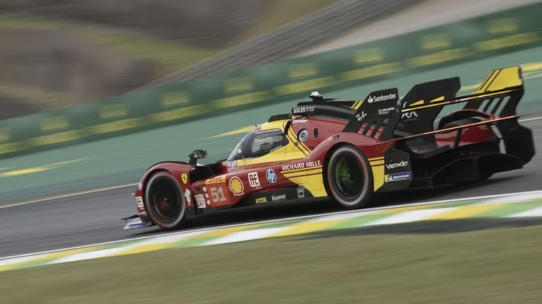 Dopo una prima metà di stagione perfetta nel campionato WEC, culminata con la vittoria a Le Mans, Ferrari si trova ora davanti a una sfida ben più complessa. I circuiti in programma nella seconda parte del campionato potrebbero infatti esporre i punti deboli della 499P, finora mascherati da tracciati più favorevoli.