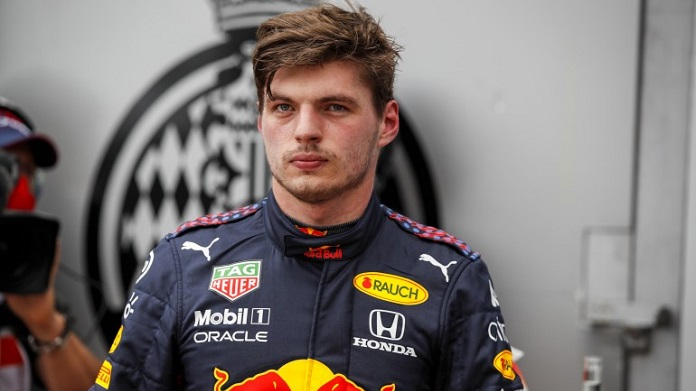 Il futuro di Max Verstappen agita il paddock: clamorose dichiarazioni di Nelson Piquet Jr. alimentano le voci di un passaggio alla Mercedes. 