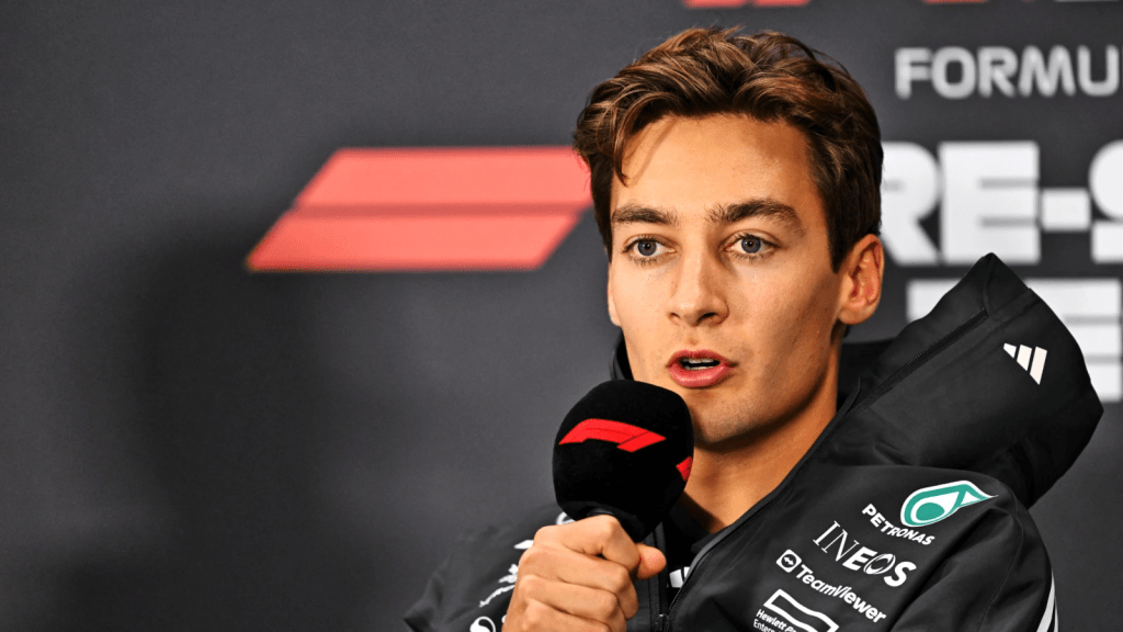 Non si fa attendere la risposta di George Russell riguardo le notizie uscite nei giorni precedenti riguardo la situazione Verstappen-Mercedes. Il britannico ha dichiarato di voler restare,  e che il suo sedile non è a rischio in quanto i risultati che sta portando al team sono più che positivi.