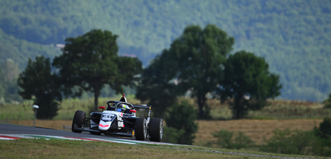 Il pomeriggio del Mugello ha incoronato Alex Powell. Dopo un avvio di stagione non sempre all’altezza delle aspettative, il pilota giamaicano del Mercedes AMG Junior Team è tornato protagonista in Gara-2, conquistando la vittoria con una prestazione solida e autoritaria.