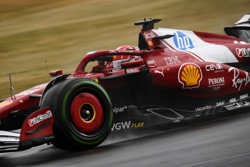 Charles Leclerc su Ferrari SF-25 sul bagnato a Silverstone