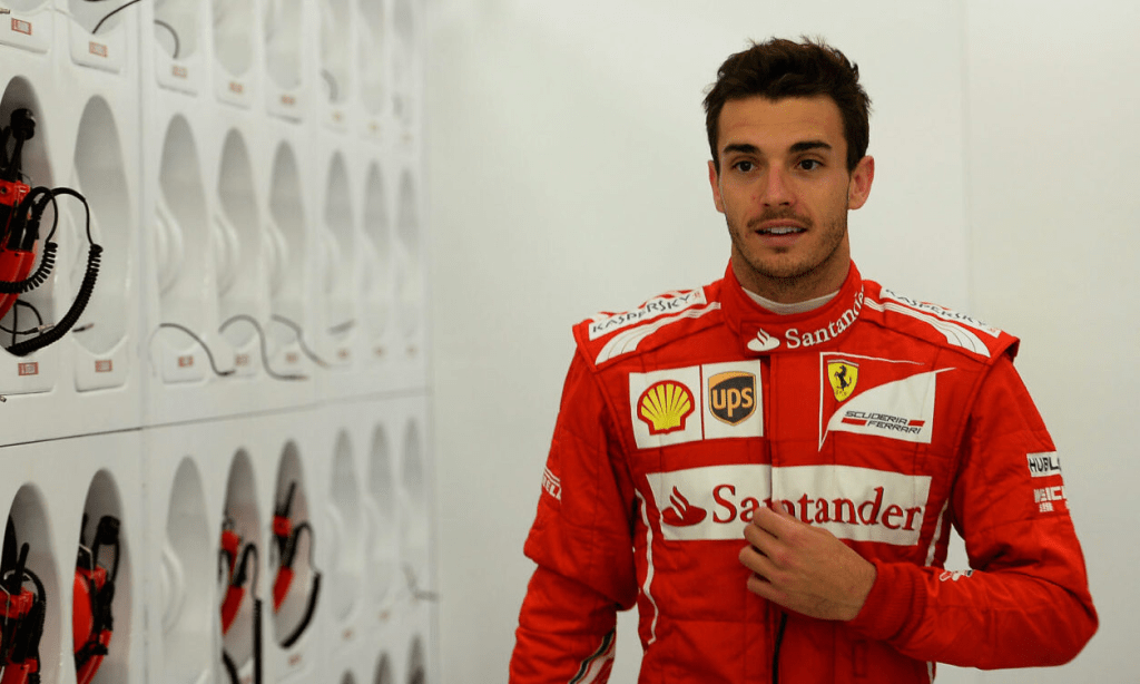 Il 17 luglio 2015, il mondo della Formula 1 si fermò per dire addio a Jules Bianchi, il giovane pilota francese scomparso a soli 25 anni a causa delle gravi ferite riportate nove mesi prima, durante il drammatico Gran Premio del Giappone 2014.