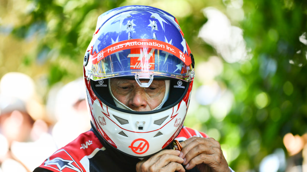 Il team Haas sta attraversando la sua decima stagione in Formula 1 tra difficoltà e segnali di rinnovata fiducia.